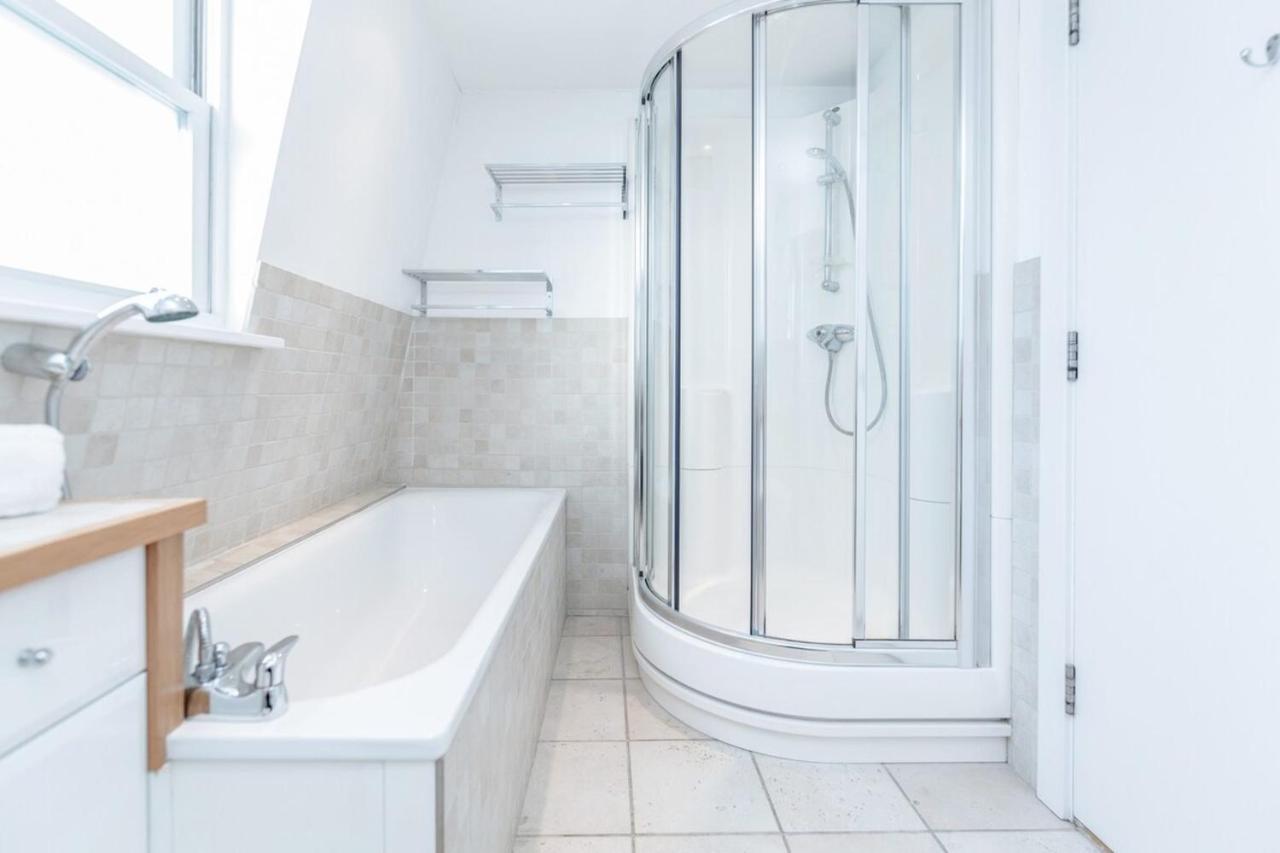 Beautiful 1 Bedroom Apartment In Victoria London Exterior photo